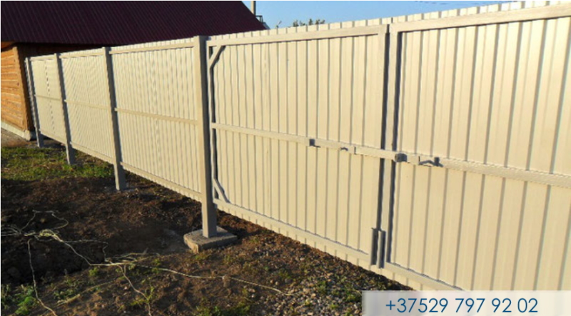 Установка забора секциями из металлопрофиля - Гомеле. 